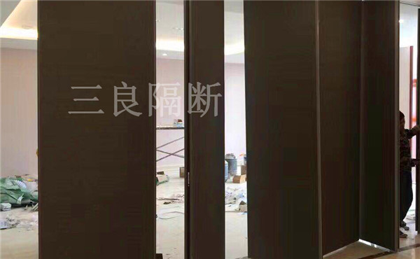 材料在成都玻璃隔斷中的創(chuàng)作運用