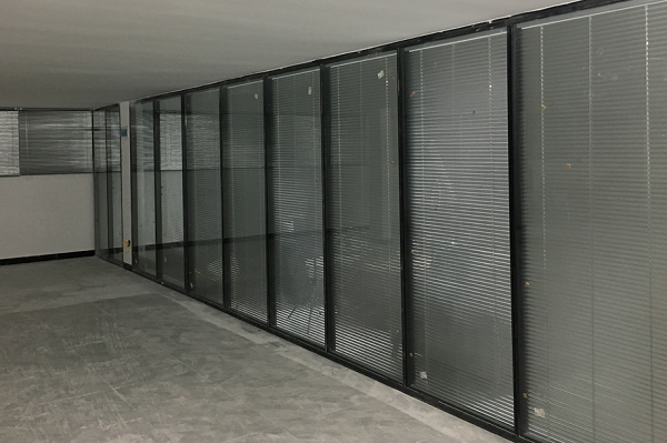 如何選擇成都辦公隔斷材料？